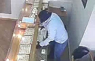 Opportunistic "hatter" thief swoops in to steal 4kg of gold from Polish jeweller