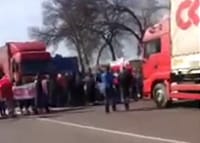 Ukrainians masquerading as Poles mount protest near border