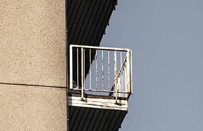 5-year-old girl falls off balcony, gets caught by passer-by