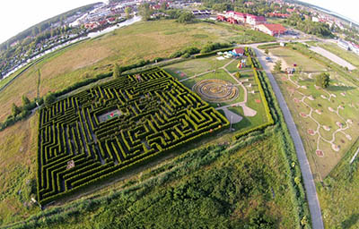 Get lost and find your way out of this magnificent maze!