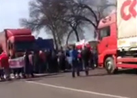 protesters on the road between Lviv and Rawa Ruska